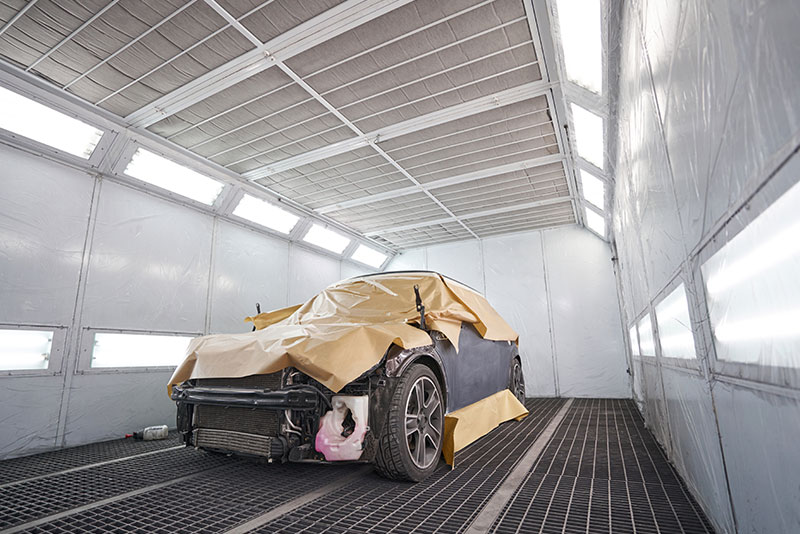 Professionelle Unfallreparatur in der Lackiererei Karlsruhe – Fahrzeug in der Lackierkabine bei Karl Meel GmbH