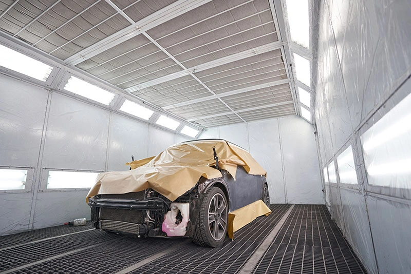 Professionelle Unfallreparatur in der Lackiererei Karlsruhe – Fahrzeug in der Lackierkabine bei Karl Meel GmbH