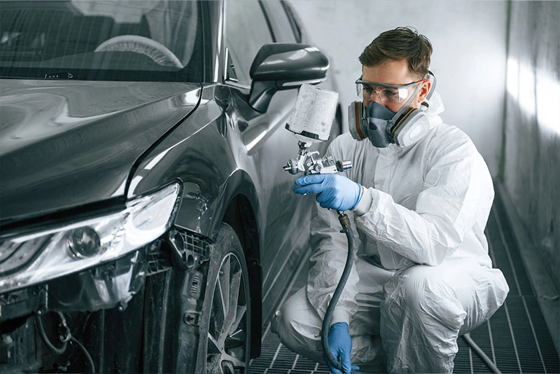 Auto lackieren Karlsruhe – Professionelle Fahrzeuglackierung mit Spritzpistole bei Karl Meel GmbH